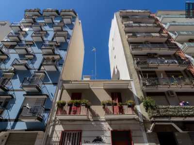 Oltre questo svettano alti immobili che si affiancano a basse palazzine, creando un insolito contrasto architettonico